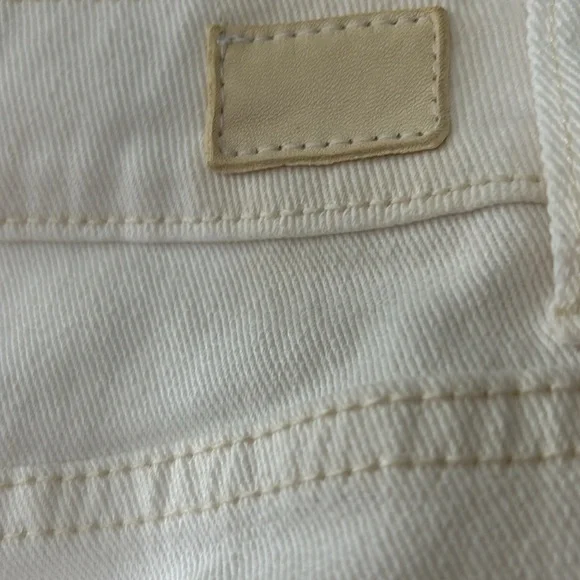 Urban Outfitters BDG Creamy White Shortie Cuffed Cotton Jean Shorts Size 31 - Picture 2 of 9